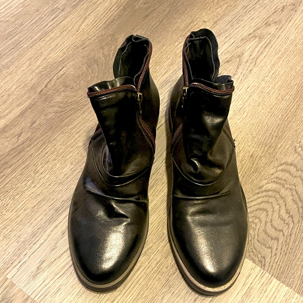 SHEIN size 8 or 39 Europe. Zip up booties. Never worn except in pictures.